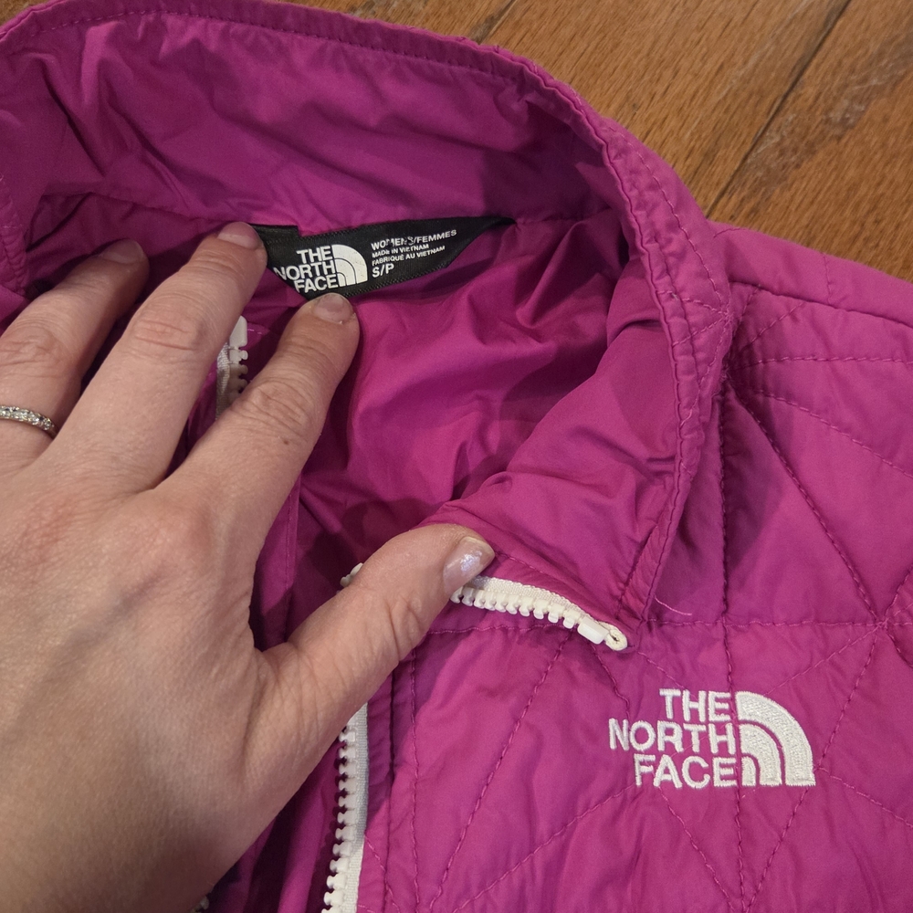 The North Face Women's Hot Pink Quilted Puffer Jacket - Picture 3 of 3